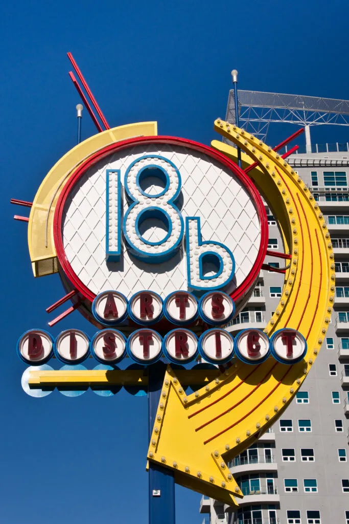 18b Neon Sign in the Arts District