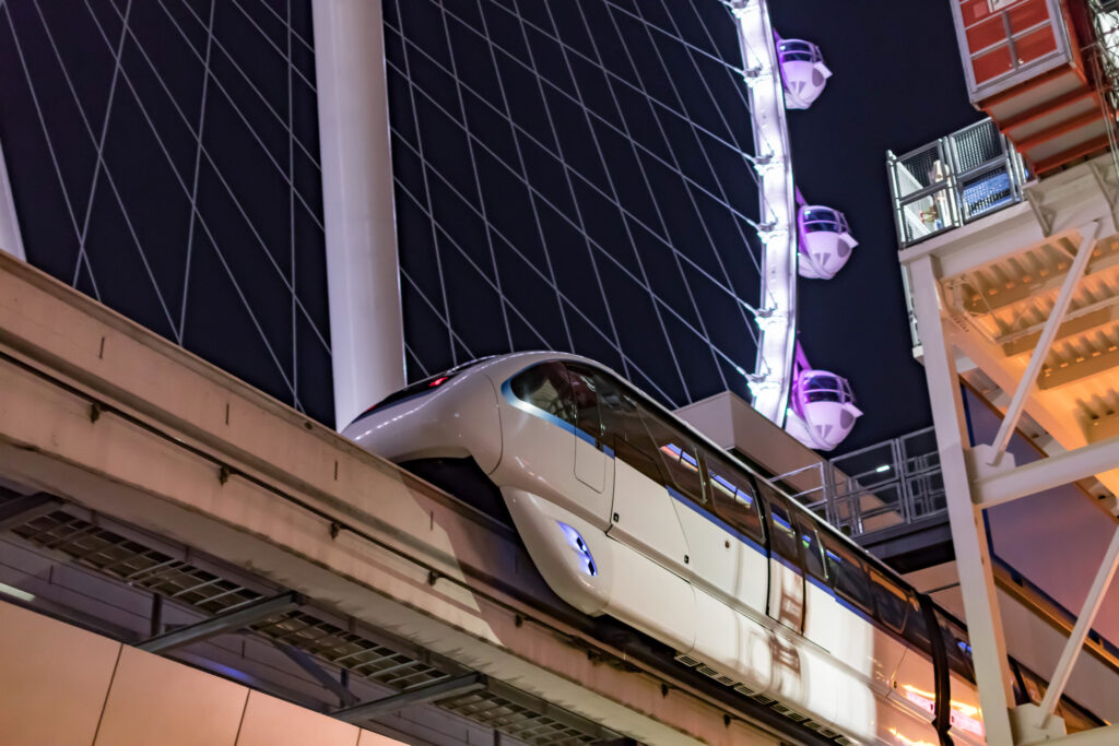 Monorail in front of the High Roller