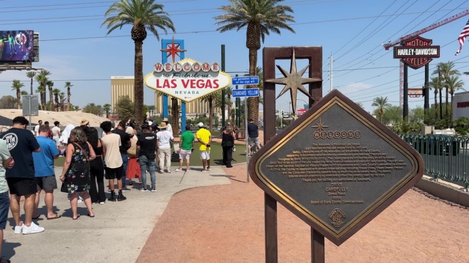 A line forming for the fake photographer