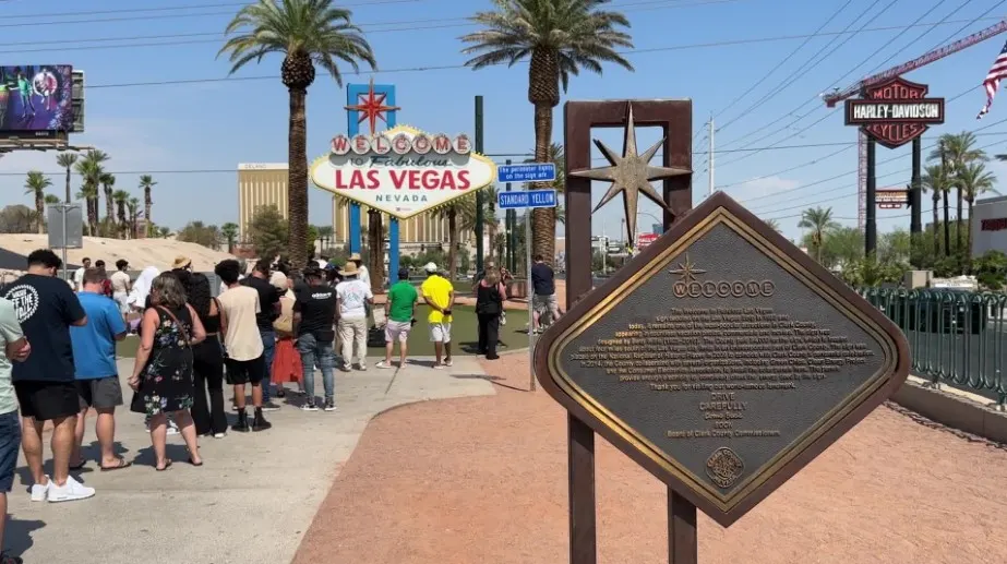 A line forming for the fake photographer
