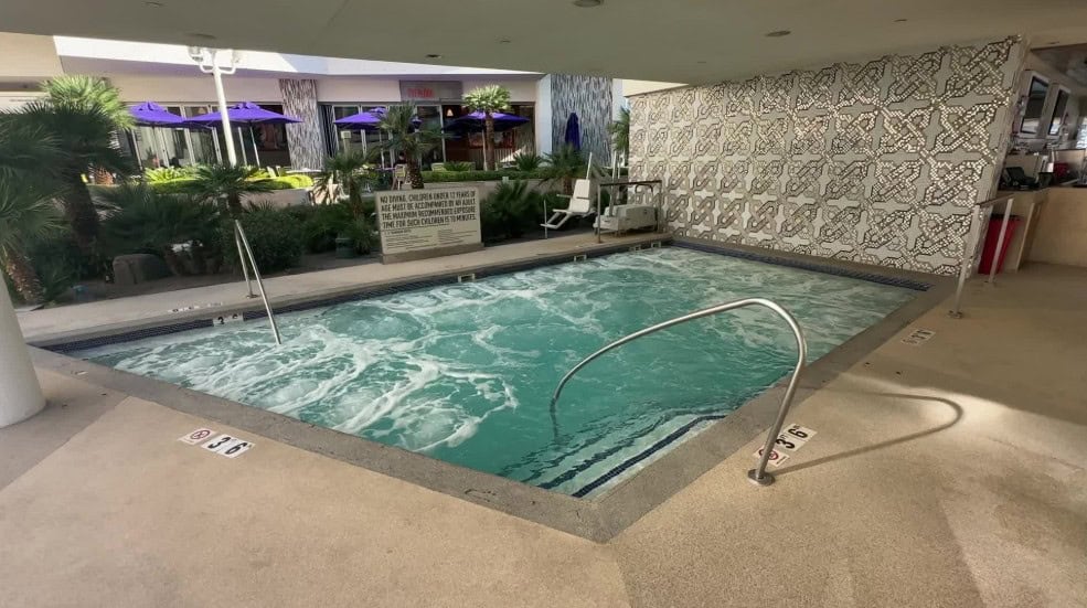 Big Hot Tub at the Cosmopolitan's Boulevard Pool.