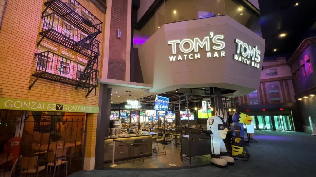 Entrance from the caisno floor to Tom's Watch Bar.