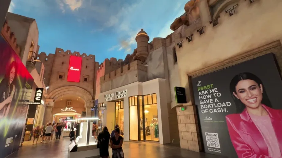 Arabian theming elements in the Miracle Mile Shops.