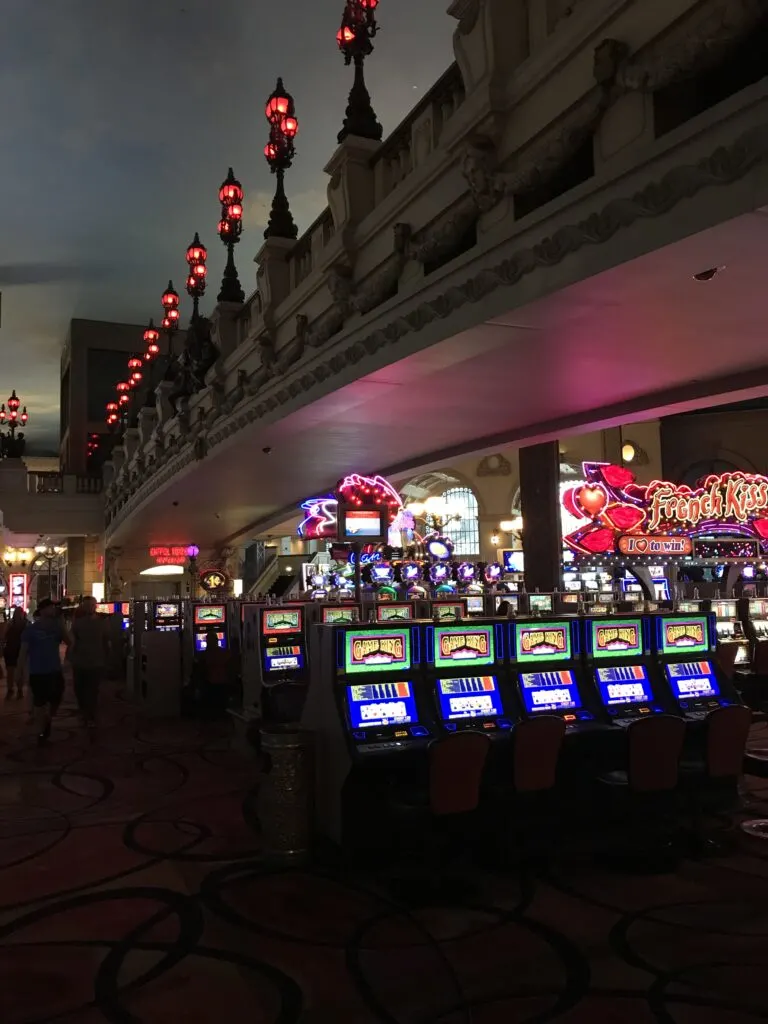 PARIS BURGUNDY ROOM EIFFEL VIEW Tour 🤩 Eiffel Tower included 🤩 Las Vegas  