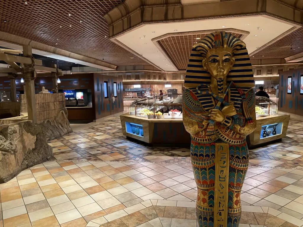 Egyption statue in the Buffet