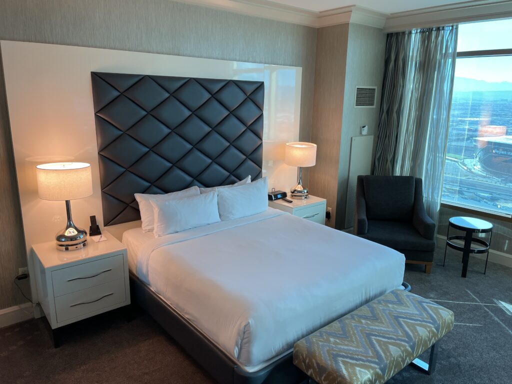 Mandalay Bay Rooms & Suites, Photos & Info