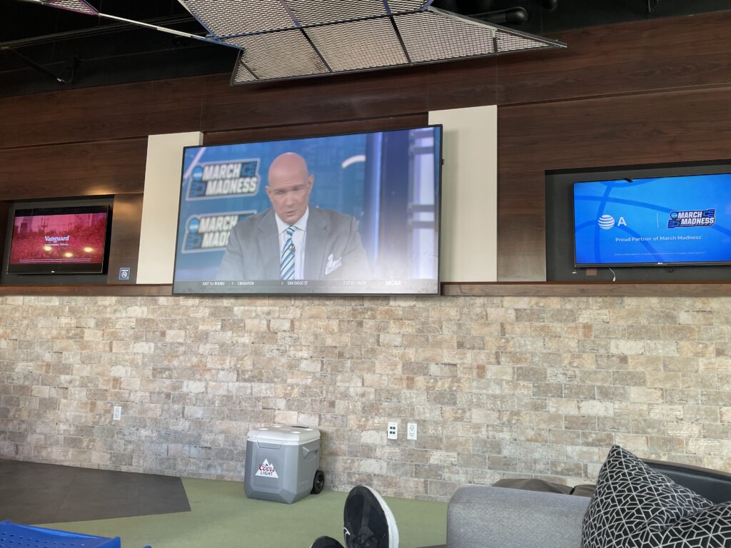 Living room area with TVs at Linq's pool