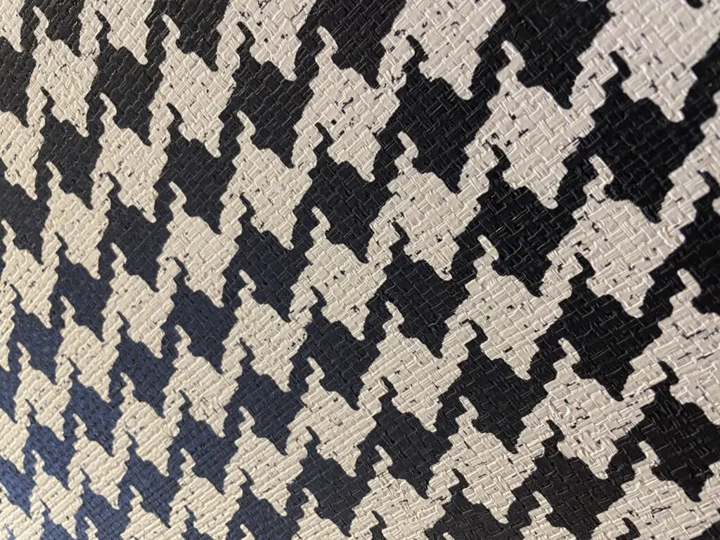 black and white zig zag stripe pattern on wallpaper