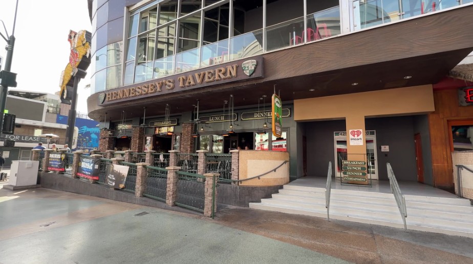 Hennessey's Tavern outdoor patio.