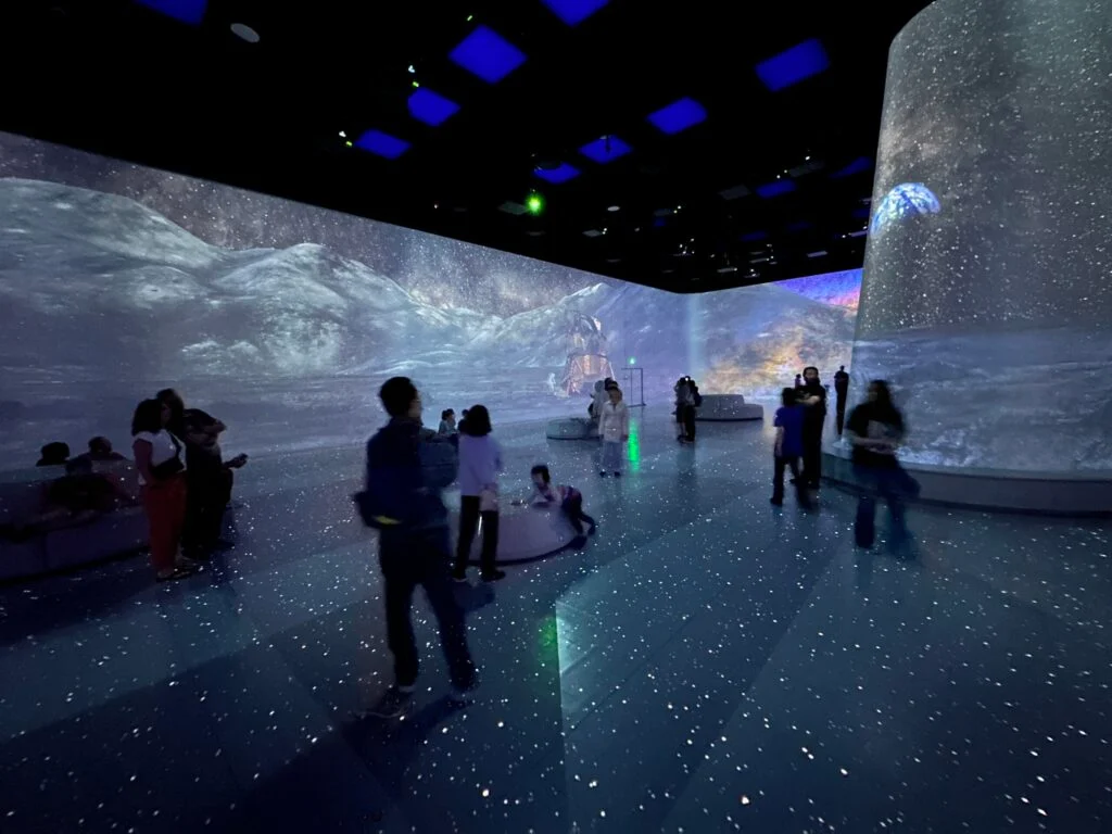 Illuminarium's wall screens with some sharp bends, forcing me to walk around the room to see everything.