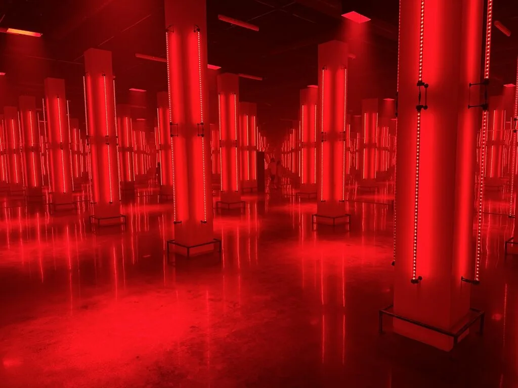 Pillars in Museum Fiasco are illuminated in Red.