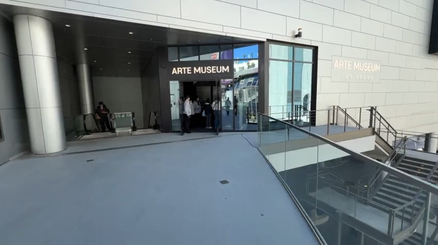 Entrance to Arte Museum.