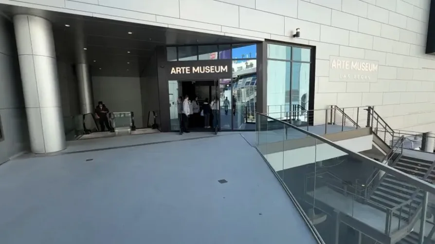 Entrance to Arte Museum.