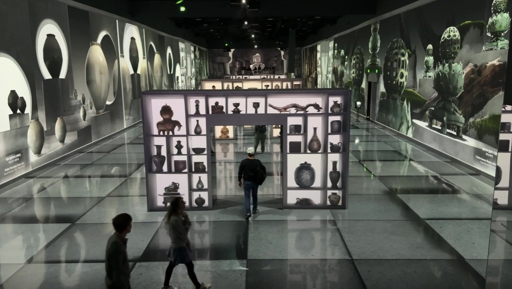 Video programming displaying Korean artifacts in black and white.