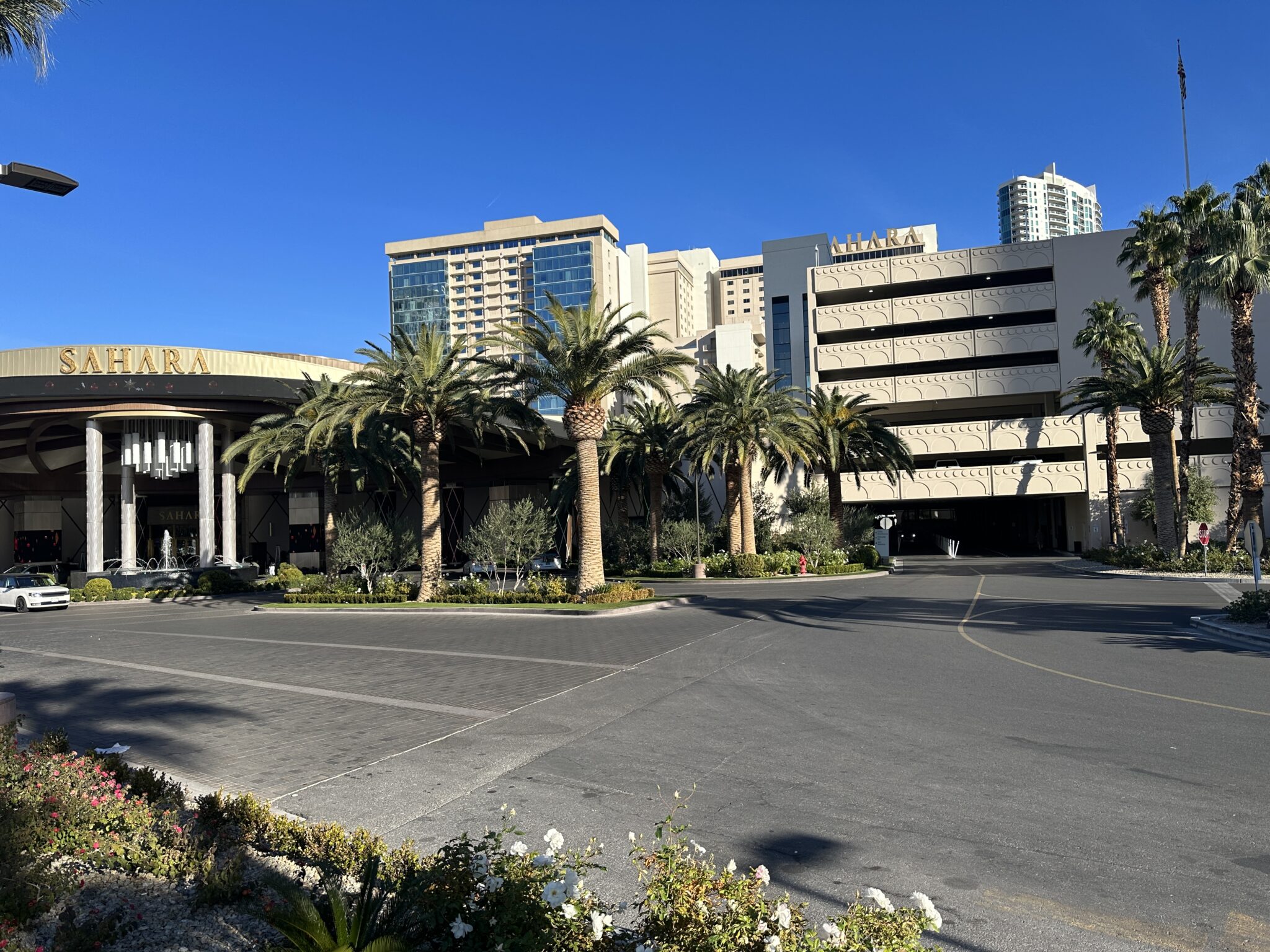 Unbelievable! Vegas Pools Open During December? - xo7p6hf