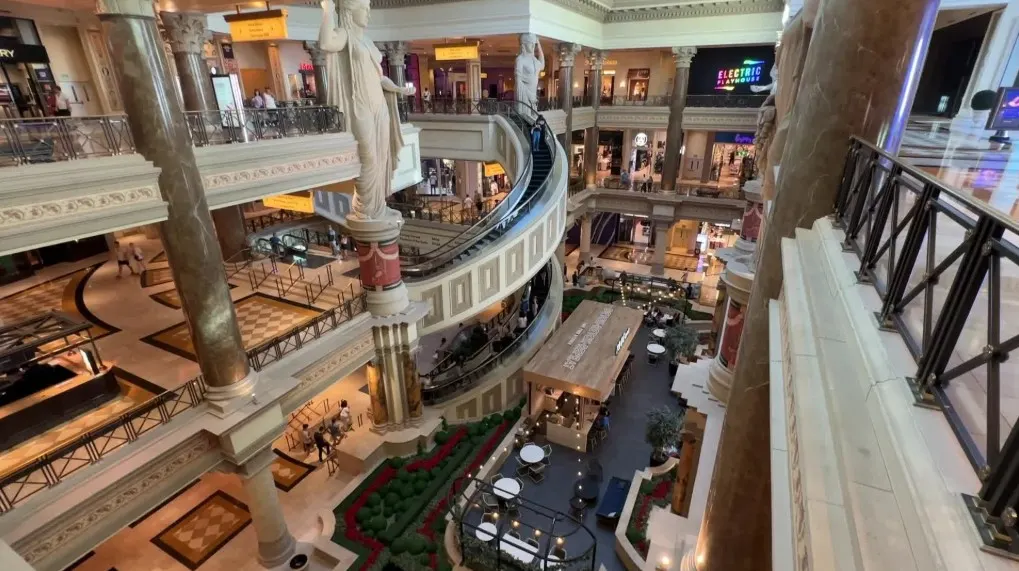 3 level Roman themed atrium in the Forum Shops.