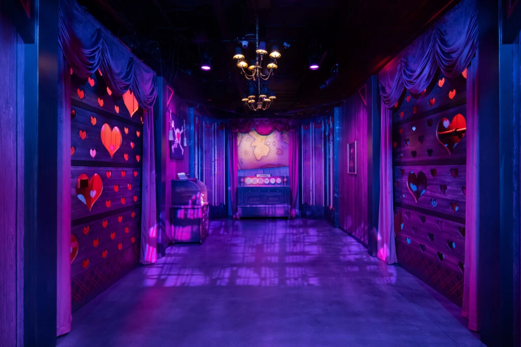 A themed hallway with heart deocr on the wall, resembling One Piece.