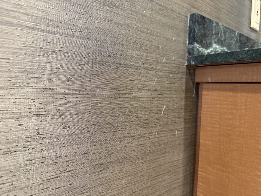 A white wall splat next to the wet bar counter.