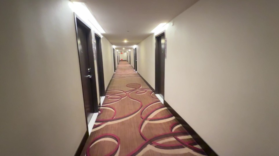 Harrah's Las Vegas Mountain Tower Hotel Hallway, which is well lit, but has no art. Very plain.