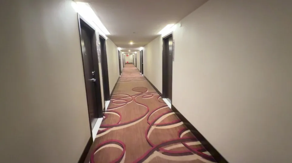 Harrah's Las Vegas Mountain Tower Hotel Hallway, which is well lit, but has no art. Very plain. 