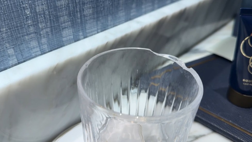 A glass with a razor sharp edge thanks to a break.