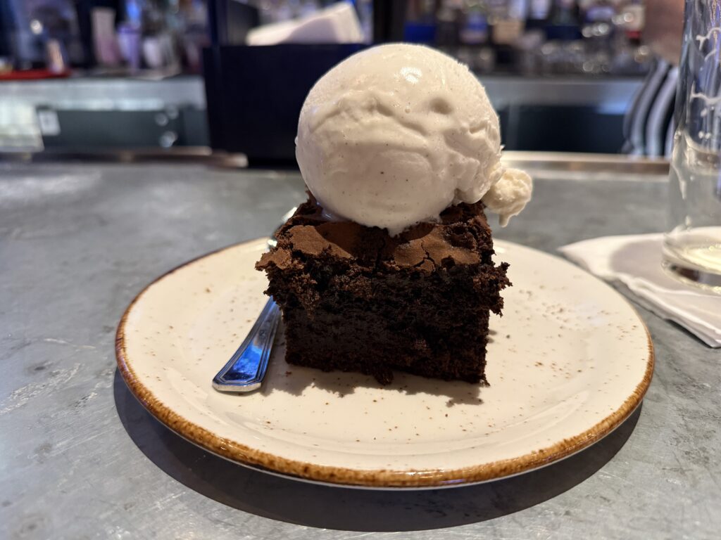 Warm chocolate brownie, topped with vanilla ice cream. 