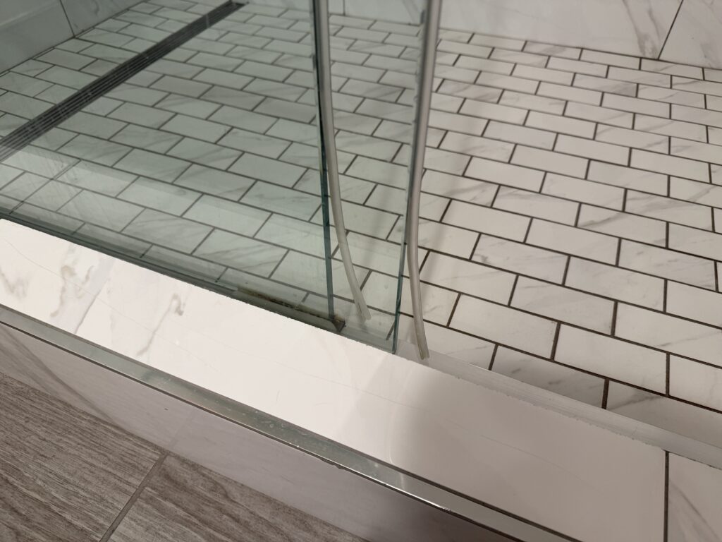 Peeling gaskets in the bathroom. 